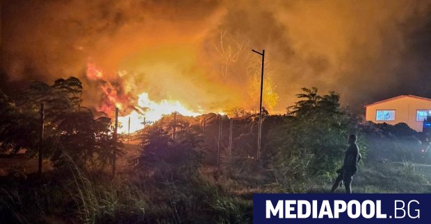 Голям пожар избухна тази нощ в близост до бившия завод