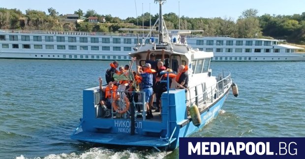 Операцията по спасяване на пътниците от заседнал туристически кораб в