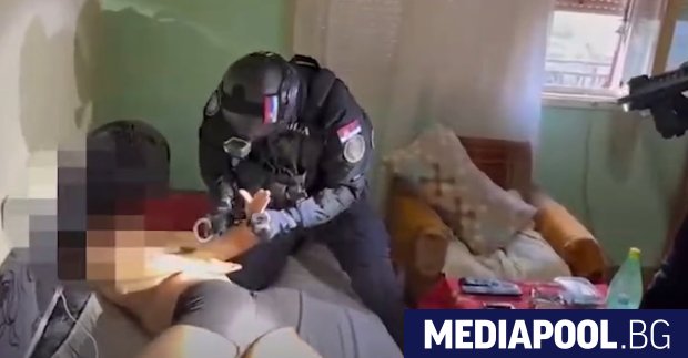 Двама сръбски полицаи са арестувани при операция под ръководството на