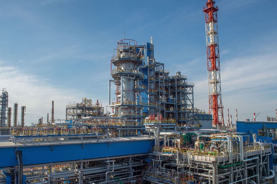 Най-голямата петролна рафинерия на "Газпром" спря работа след атака с дронове