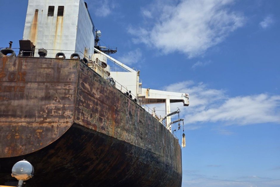 Проверка преди дни на Морска администрация край танкера "Кайрос" откри петна, но не и теч, сн. Областна управа Бургас