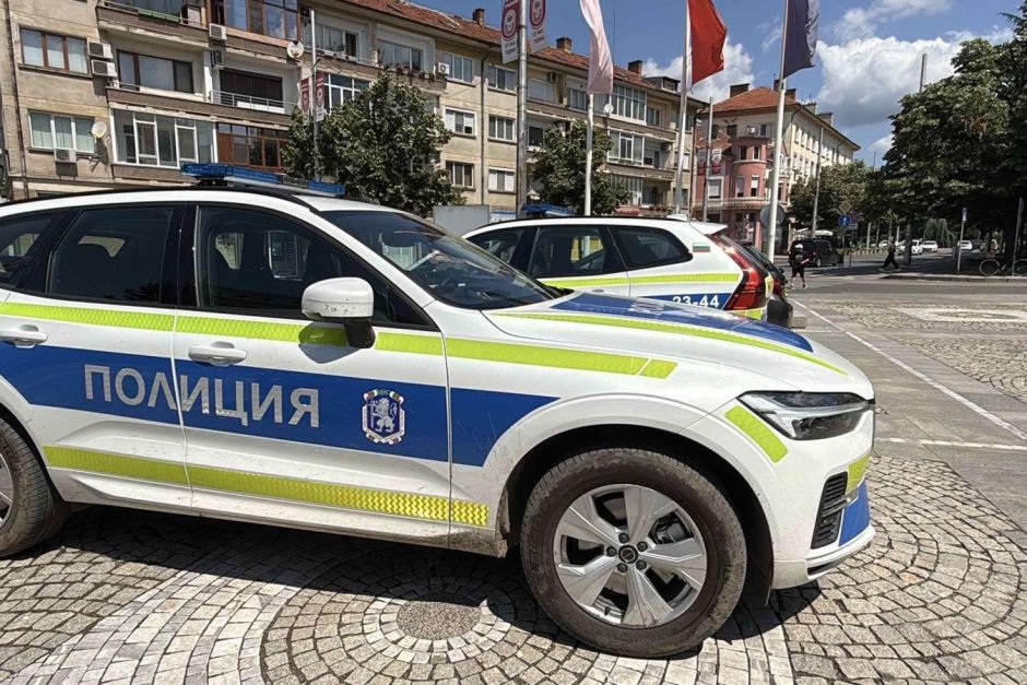 Редица административни сгради в страната бяха евакуирани след масови бомбени заплахи. Сн. БГНЕС