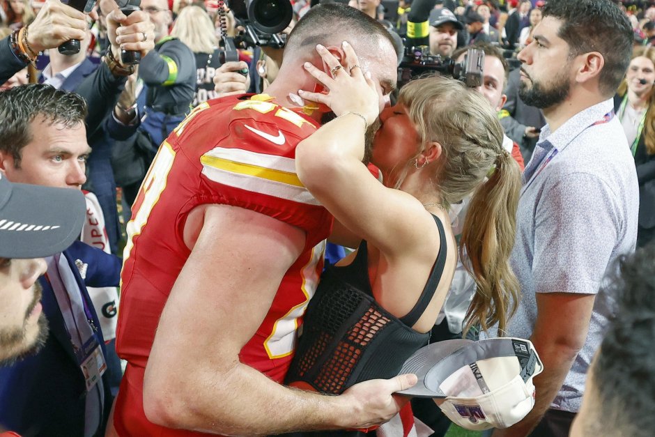 Звездата на NFL Травис Келси целува американската певица Тейлър Суифт след победата на неговия отбор "Канзас Сити Чийфс" в Лас Вегас, Невада, САЩ, на 11 февруари 2024 г. ЕПА/БГНЕС