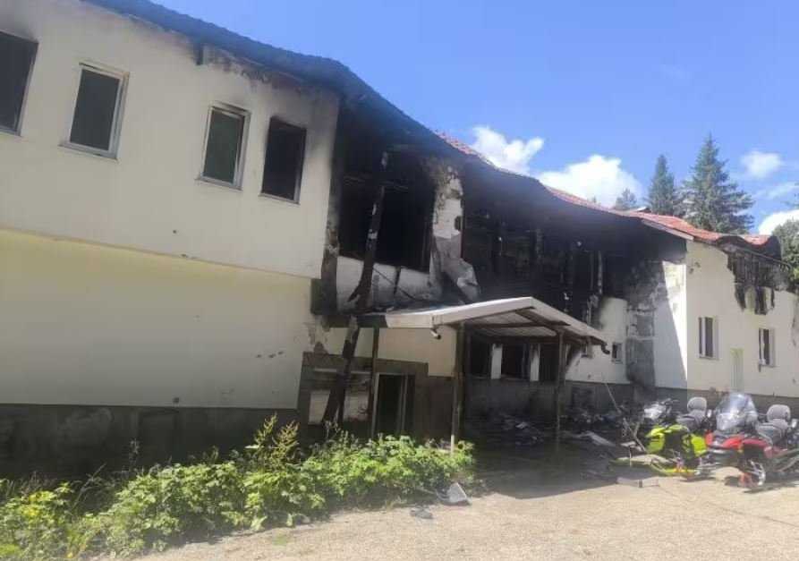 Задната част на хижата с входа. Снимка: Offnews
