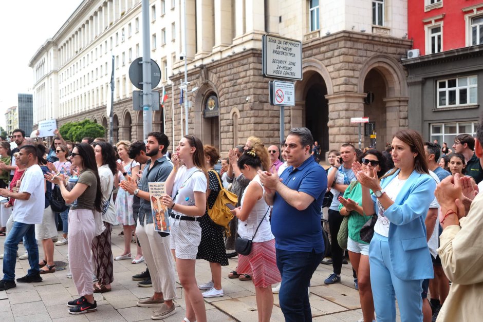 Архивен кадър от протест на младите лекари, на който присъства Асен Василев.