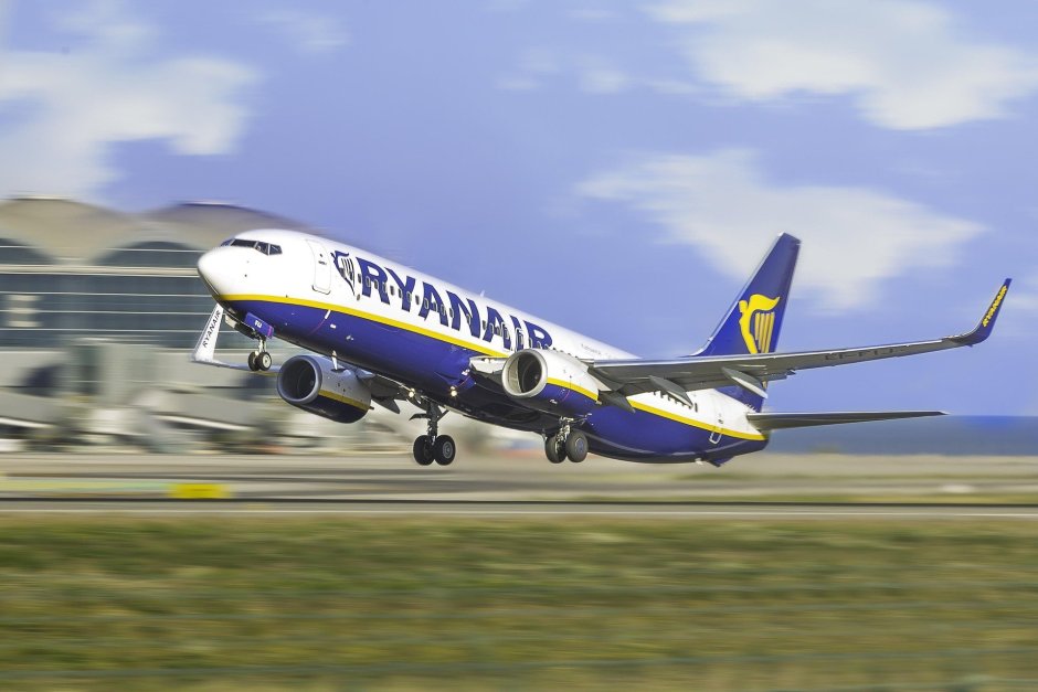Сърбин е бил частично засмукан през счупен прозорец на самолет на Ryanair по време на полет