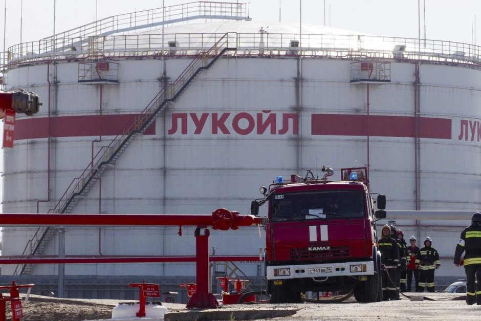Конституционният съд оставя само "Лукойл Нефтохим" под властта на особения управител