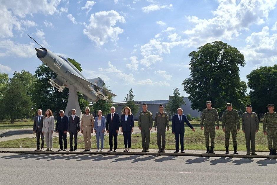 Илияна Йотова и Димитър Стоянов инспектираха модернизацията на Трета авиобаза, сн. БГНЕС
