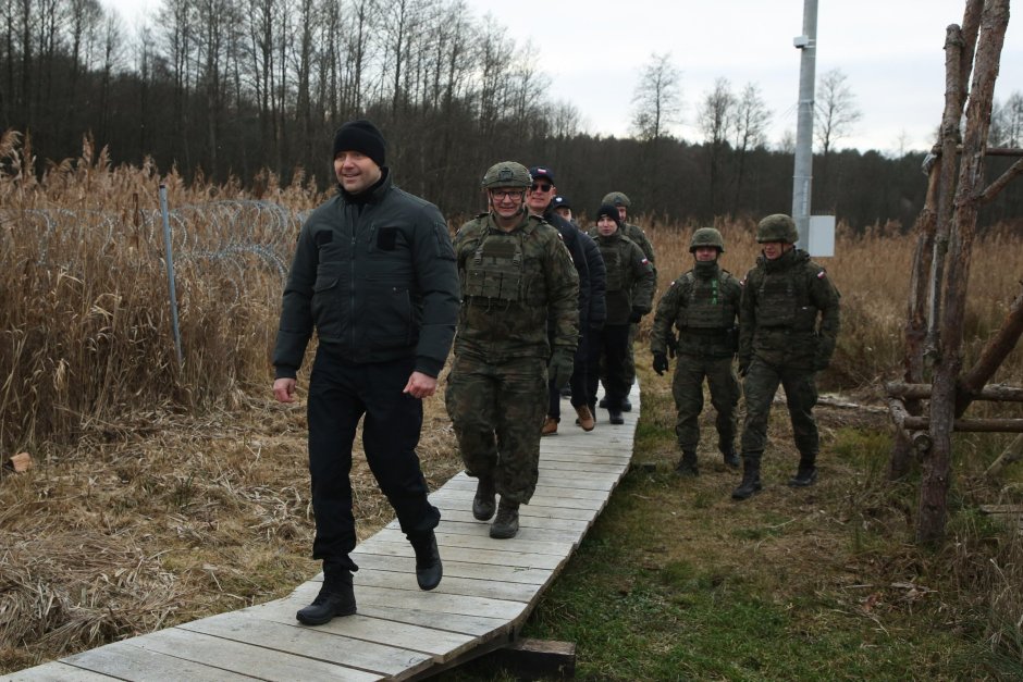 Президентът на Полша Карол Навроцки (вляво) по време на посещението си в граничната зона между Полша и Беларус в град Свислочани, Източна Полша, на 24 декември 2025 г. по случай  Коледа. ЕПА/БГНЕС
