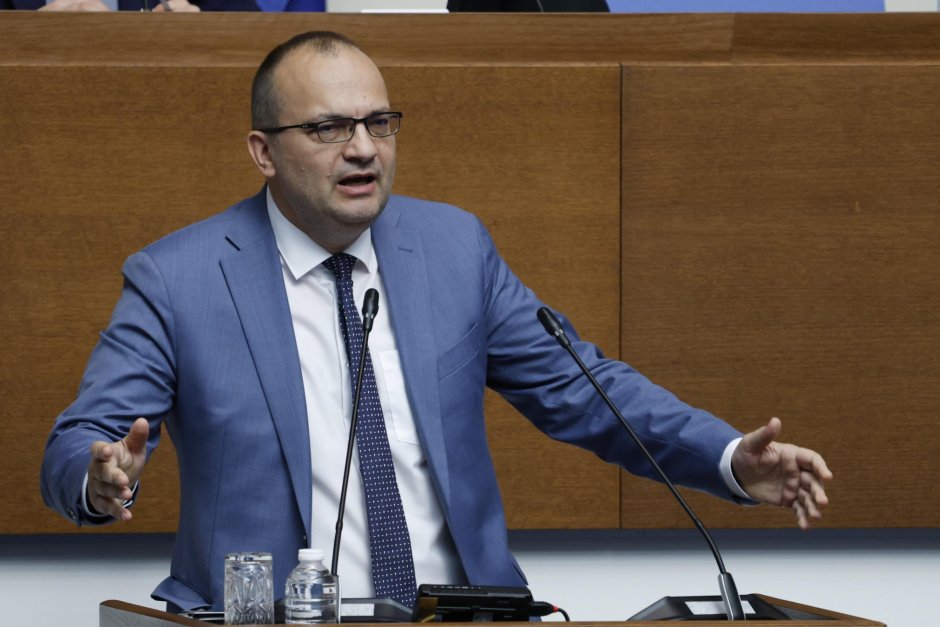 Мартин Димитров от ДБ внесе законопроект държавните служители да поемат осигуровките си, но без автоматична компенсация. Снимка: БГНЕС