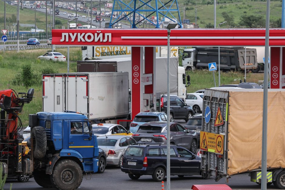 Коли и камиони чакат на дълги опашки за бензин на бензиностанция в Москва, 24 юни 2026 г. ЕПА/БГНЕС