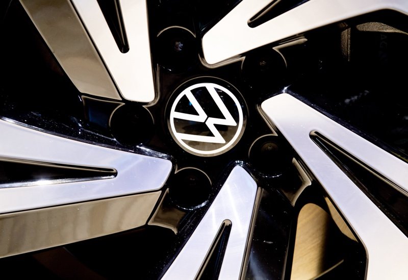 Volkswagen готви най-мащабната си реорганизация след рязък спад на печалбата