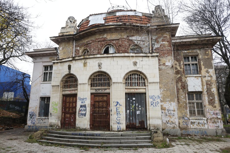 Банята в "Горна баня" се руши от години. Общината обяви, че е задействала процедурите за реставрацията, но междувременно има нужда от спешно укрепване. Сн. БГНЕС, архив
