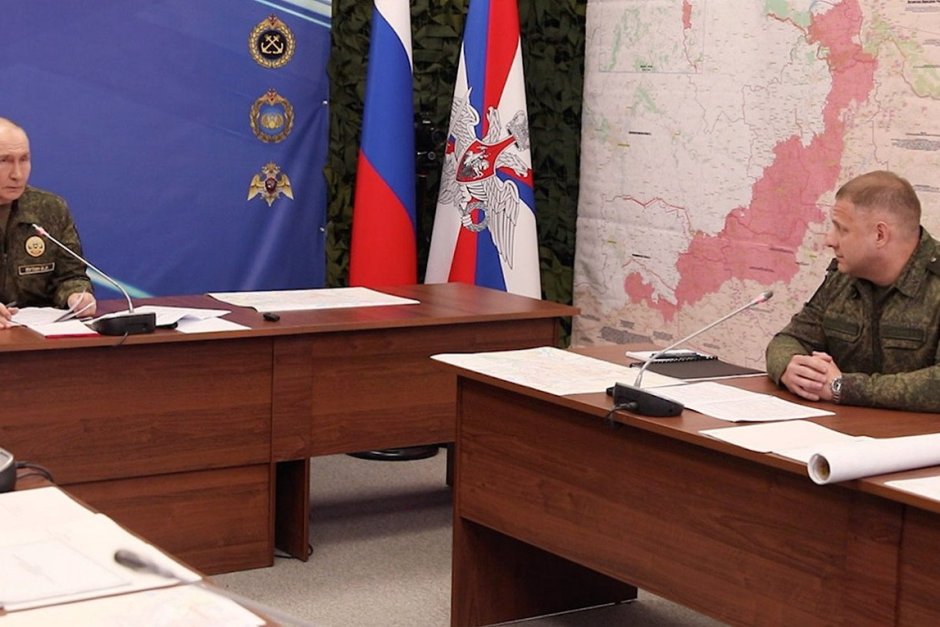 Владимир Путин по време на военно заседание