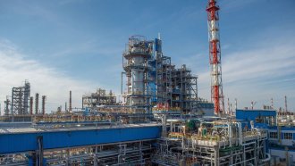 Най-голямата петролна рафинерия на "Газпром" спря работа след атака с дронове