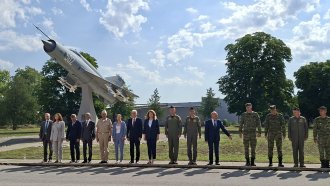 Илияна Йотова и Димитър Стоянов инспектираха модернизацията на Трета авиобаза, сн. БГНЕС