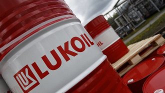 Управляващите бетонират контрола си във фирмите на "Лукойл" за корабно и авиогориво