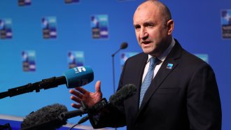 Радев вижда възможен тактически ядрен удар в Украйна, но не и подпис на външната му министърка
