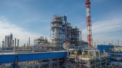 Най-голямата петролна рафинерия на "Газпром" спря работа след атака с дронове
