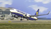Сърбин е бил частично засмукан през счупен прозорец на самолет на Ryanair при полет