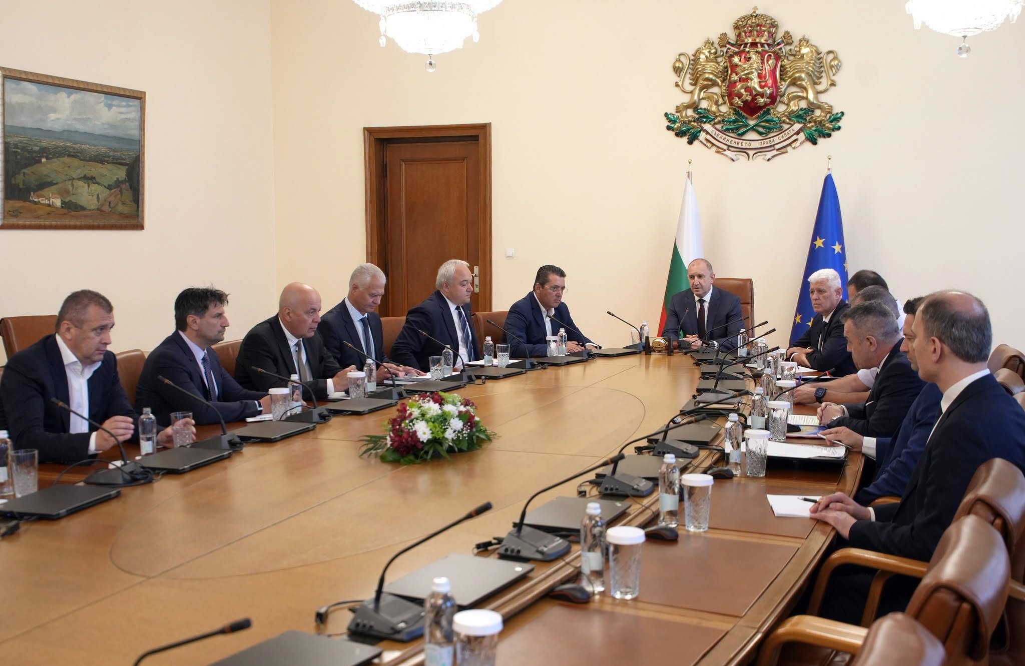 Регионалният министър с 10 апартамента, Пеканов с акции от 23 компании, сред които и "Райнметал"