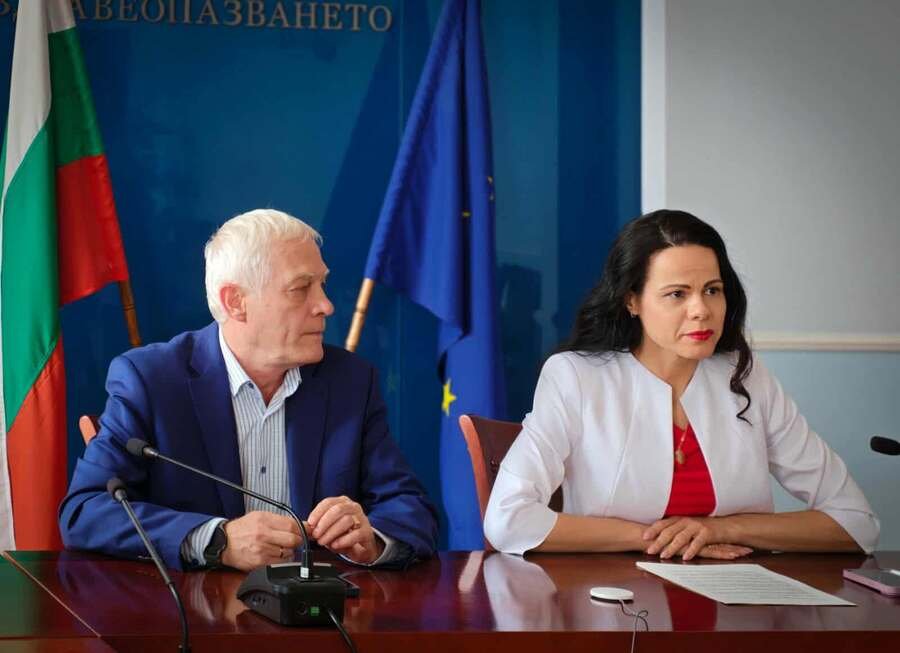 Един от заместниците на Ивкова в МЗ напусна