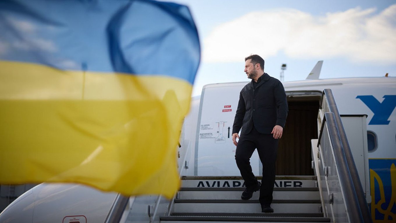 Украинските служби разследват за корупция хора от администрацията на Зеленски