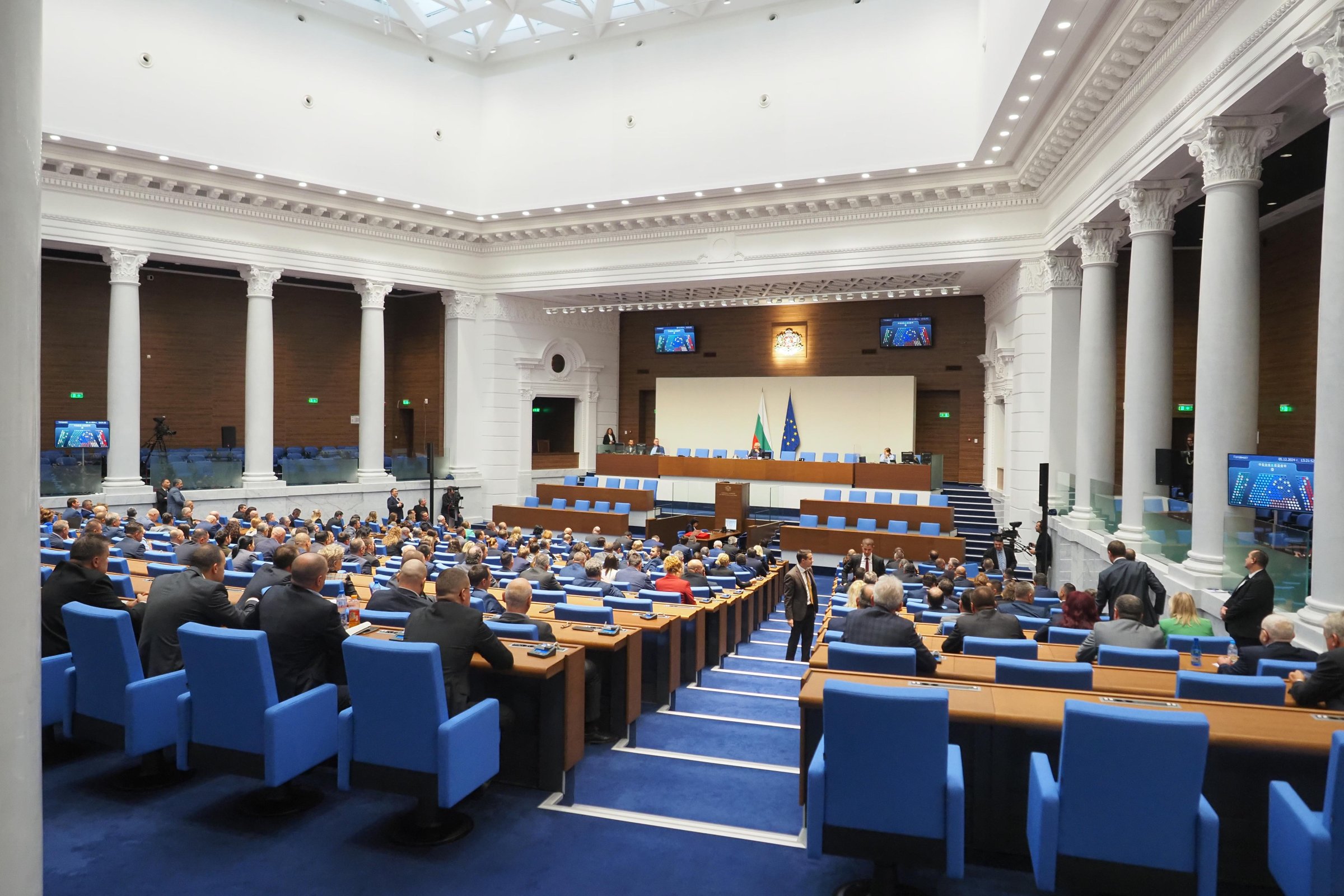 Тест за почтеност и възможност държавните служители да работят от вкъщи до два дни в седмицата прие парламентът