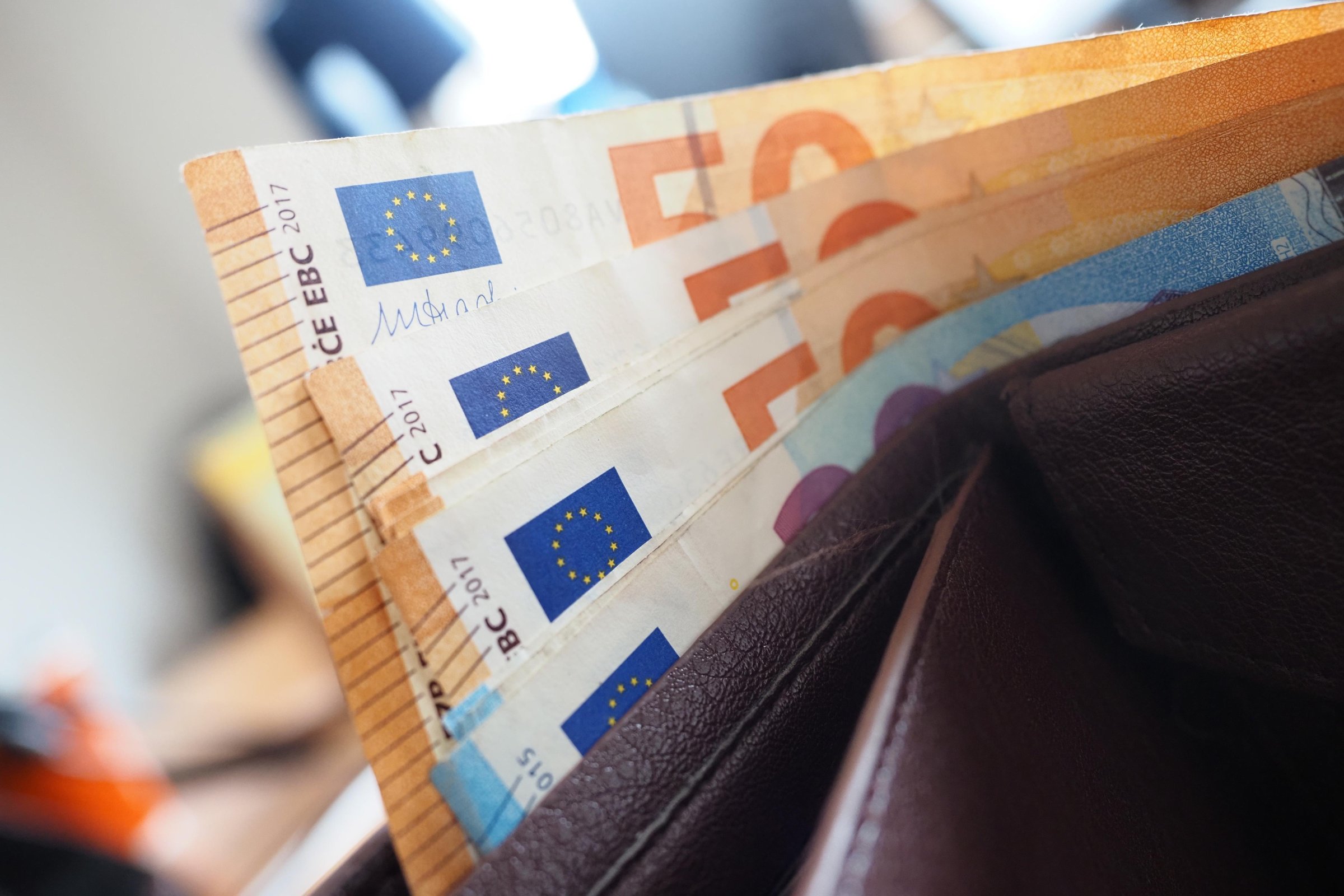 Минималната заплата за догодина ще е до 667 евро вместо 690 евро
