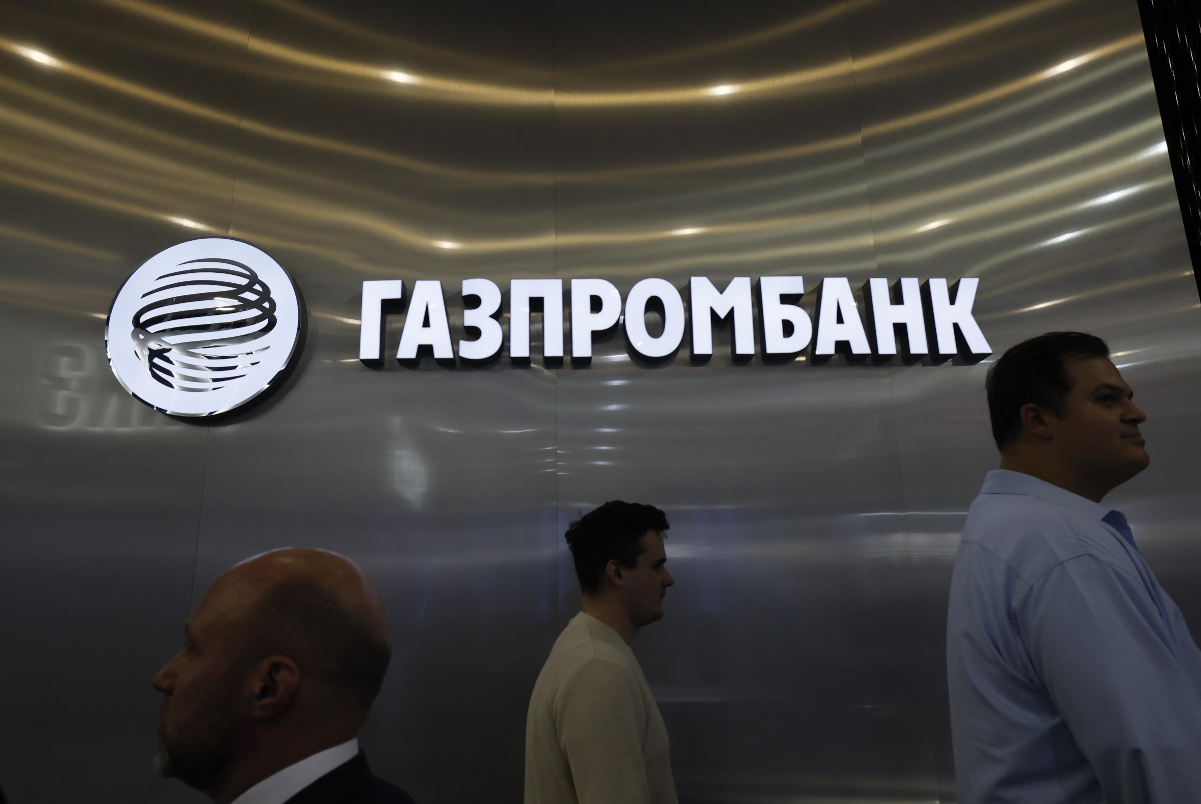 Руснаци масово теглят пари от банки заради опасения, че Путин може да ги конфискува