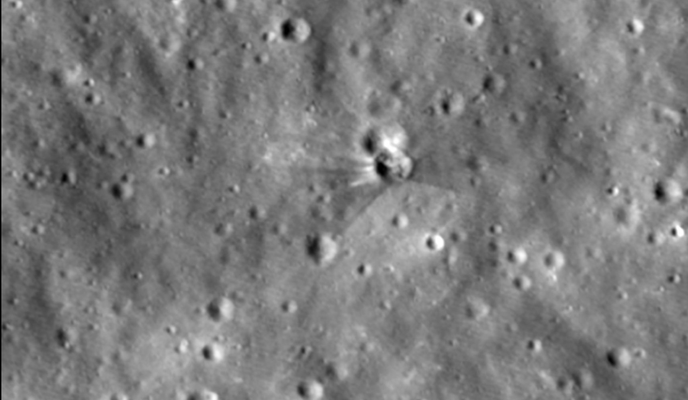 На Луната се появи нов кратер, след като част от ракета на SpaceX се вряза в повърхността ѝ