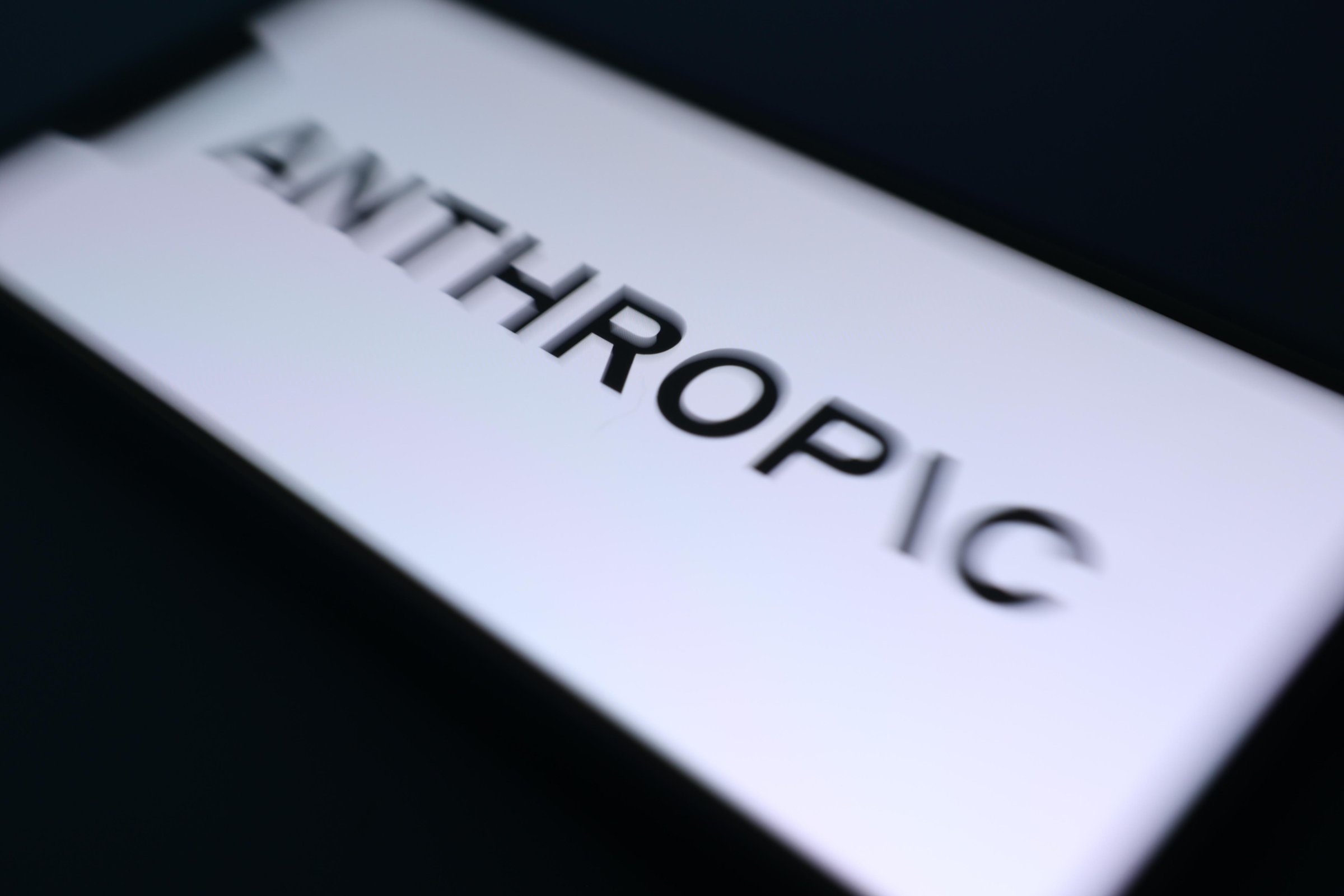 Anthropic може да постигне борсова оценка от 2 трилиона долара