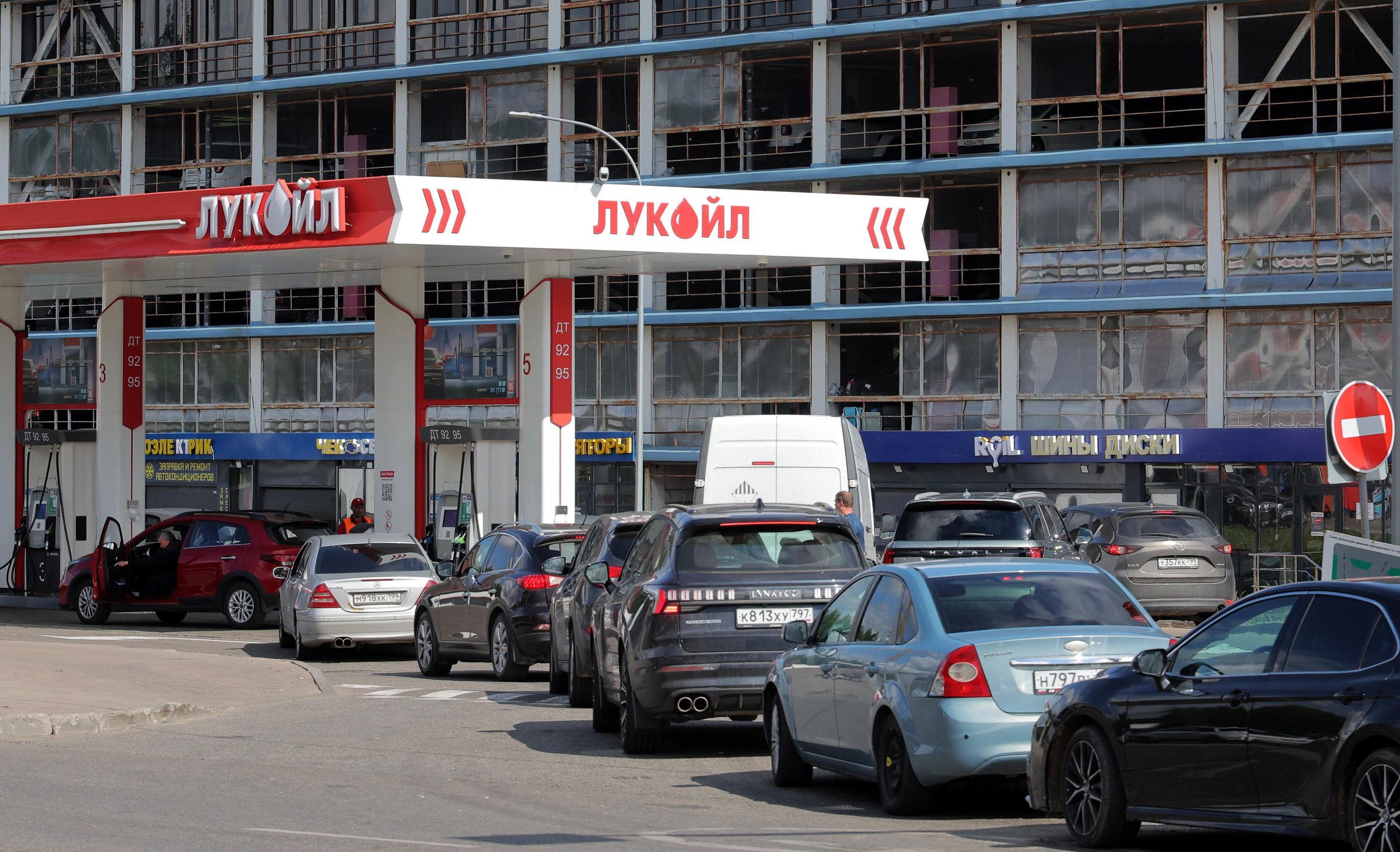 Отново ограничения на продажбите на бензин в Москва заради украинските атаки