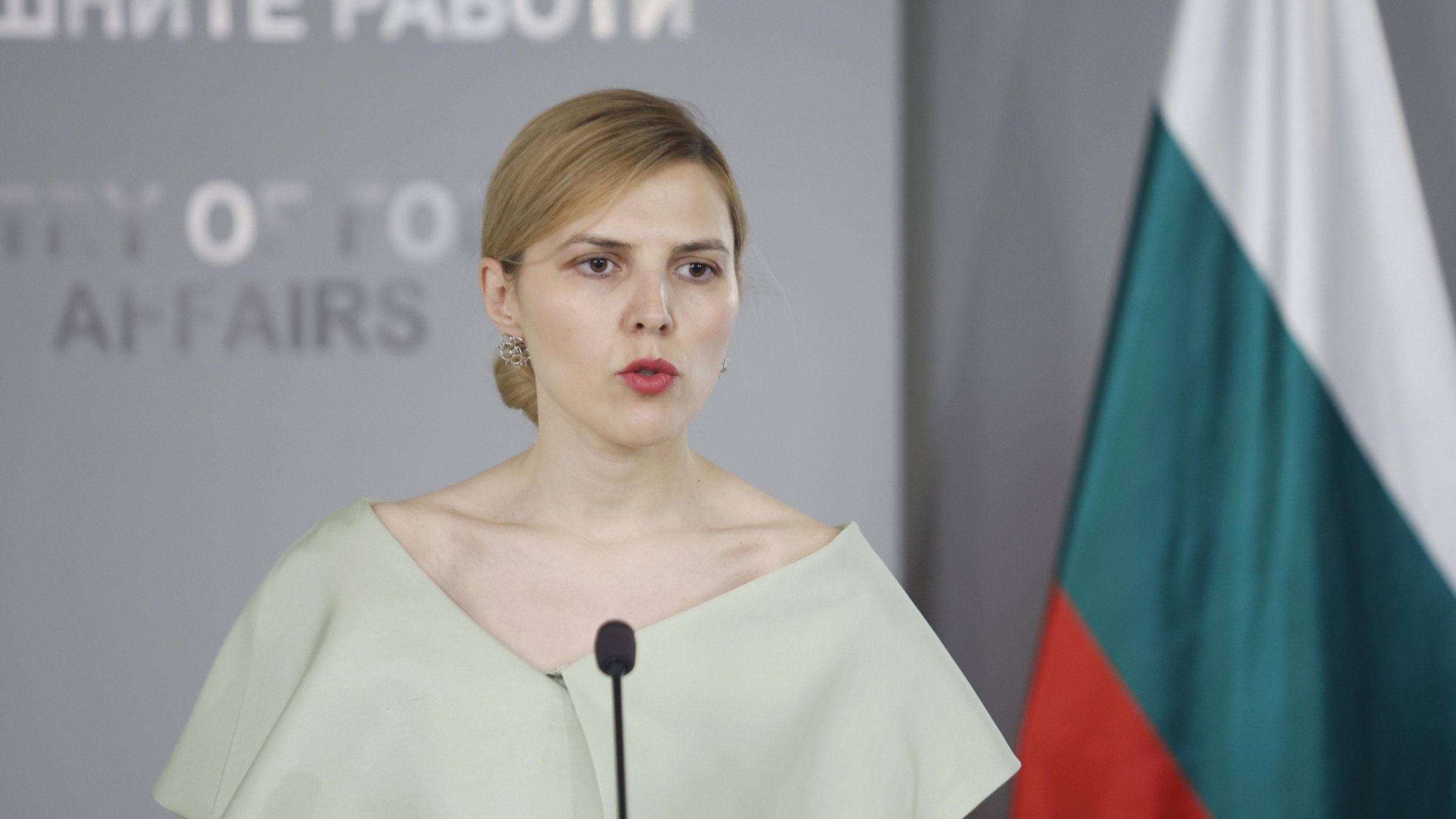 Велислава Петрова се обяснява, че не е назначена от английските служби за външен министър