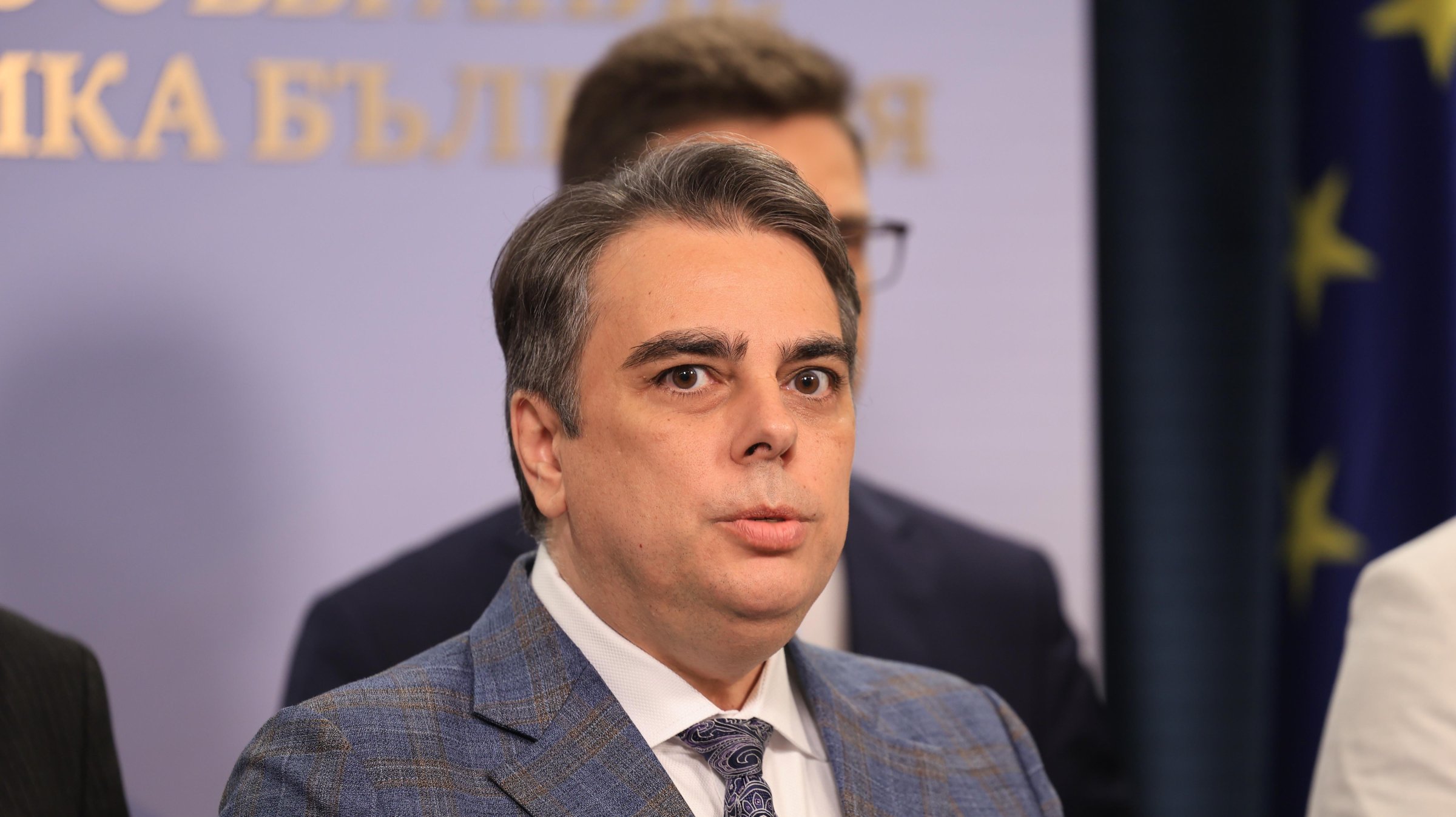 Асен Василев: Няма богата държава с ниски заплати