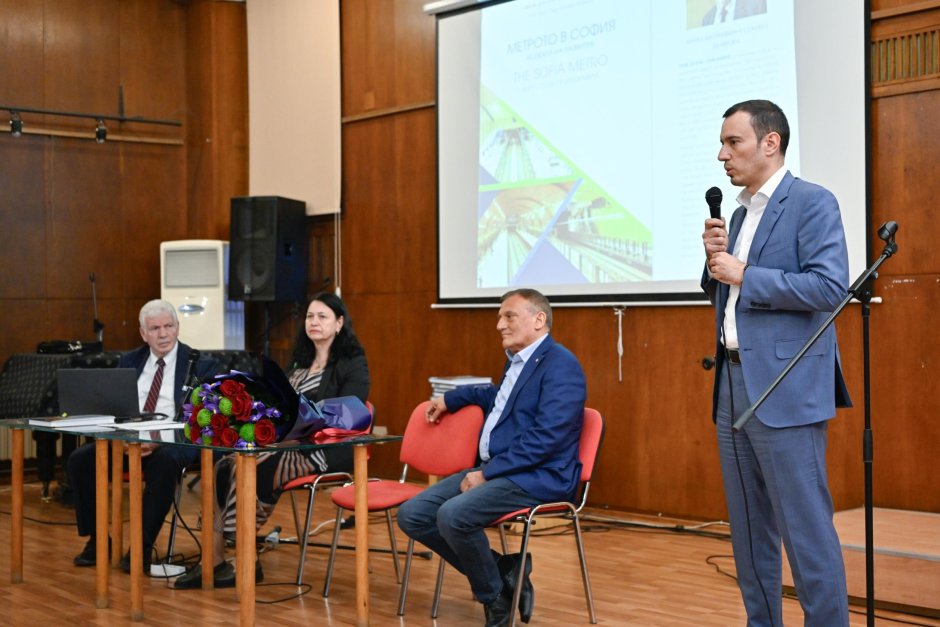Васил Терзиев и Петър Диков по време на представянето на новата книга за метрото на проф. Стоян Братоев. Сн. БГНЕС