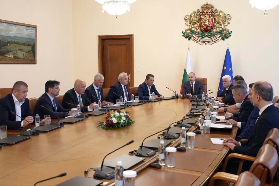 Регионалният министър с 10 апартамента, Пеканов с акции от 23 компании, сред които и "Райнметал"