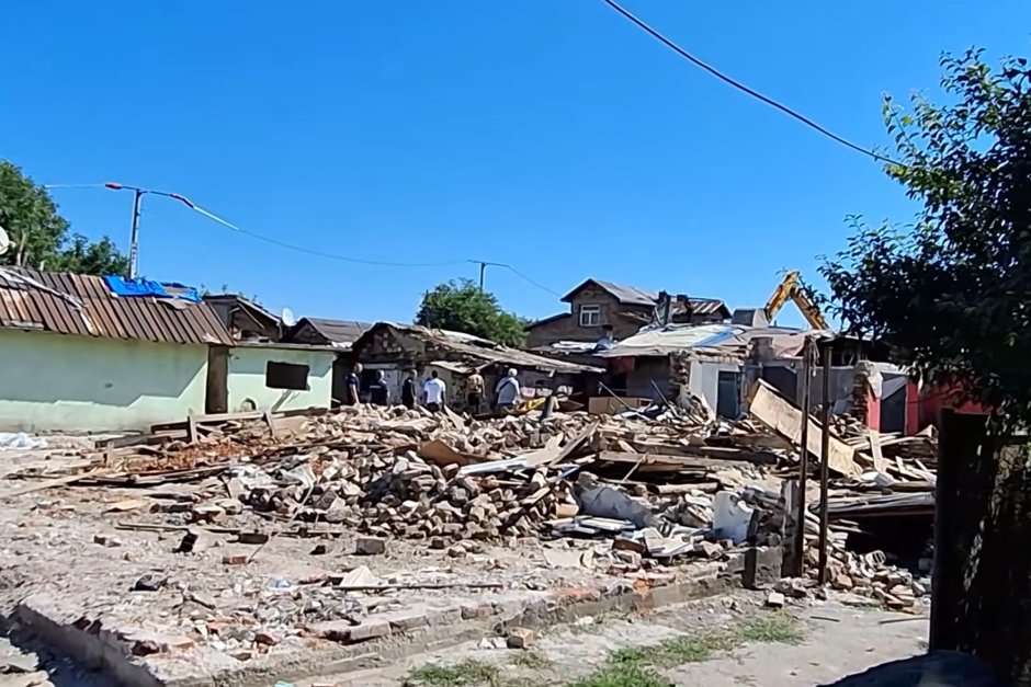 Кадър от събарянето на къщите в "Орландовци"