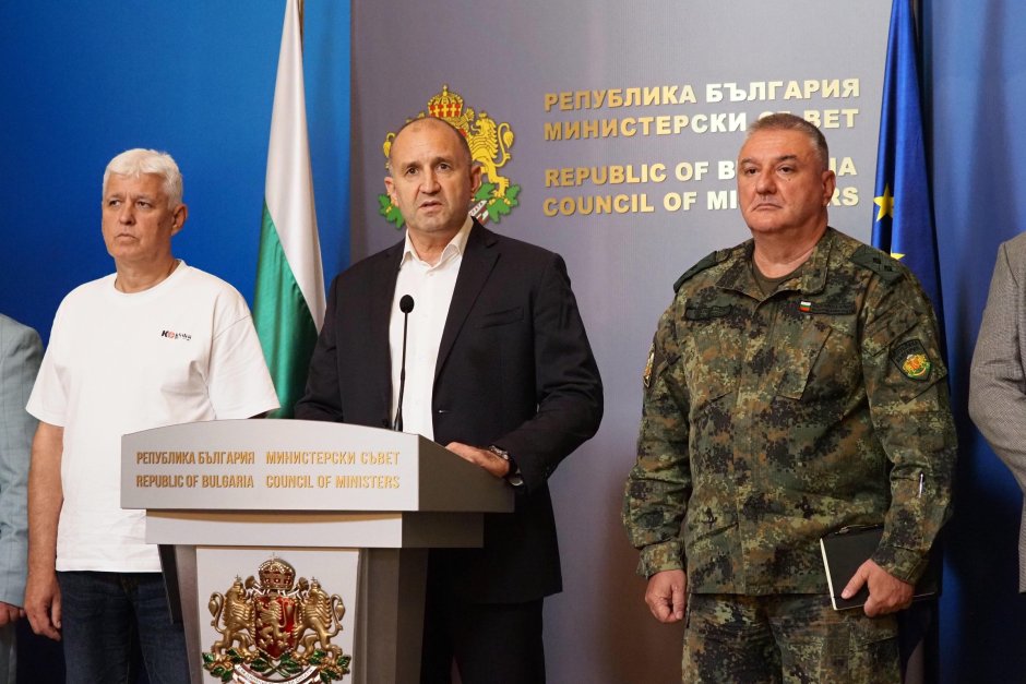 Новината бе съощена от Радев и министърът на отбраната, сн. БГНЕС