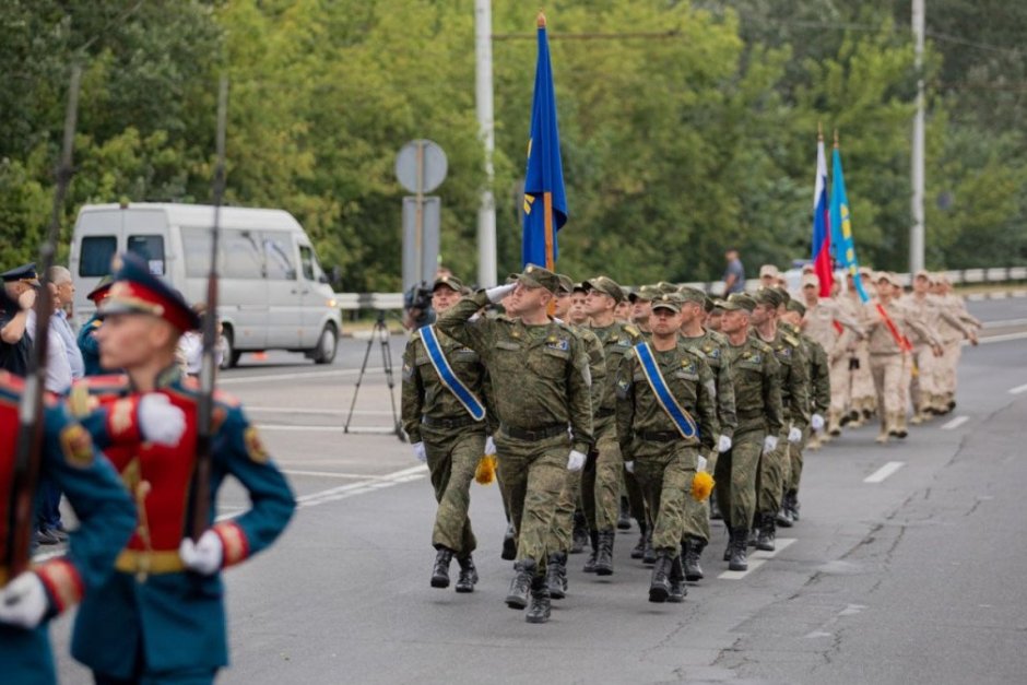 Руски войски маршируват в Тираспол