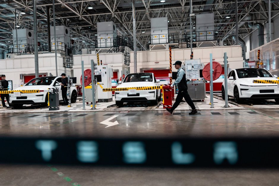 Поточната линия в завода на Tesla Gigafactory в Шанхай, Китай. Tesla навлезе на китайския пазар през 2013 г., а на 7 януари 2019 г. започна изграждането на Gigafactory Shanghai. До 30 декември същата година заводът се превърна в първото производствено предприятие на компанията извън САЩ и започна да доставя автомобили Model 3, произведени в Китай. През 2025 г. Gigafactory Shanghai е доставил 851 хил. електромобила, повече от половината от глобалните доставки на Tesla за годината. Заводът изпълнява две основ