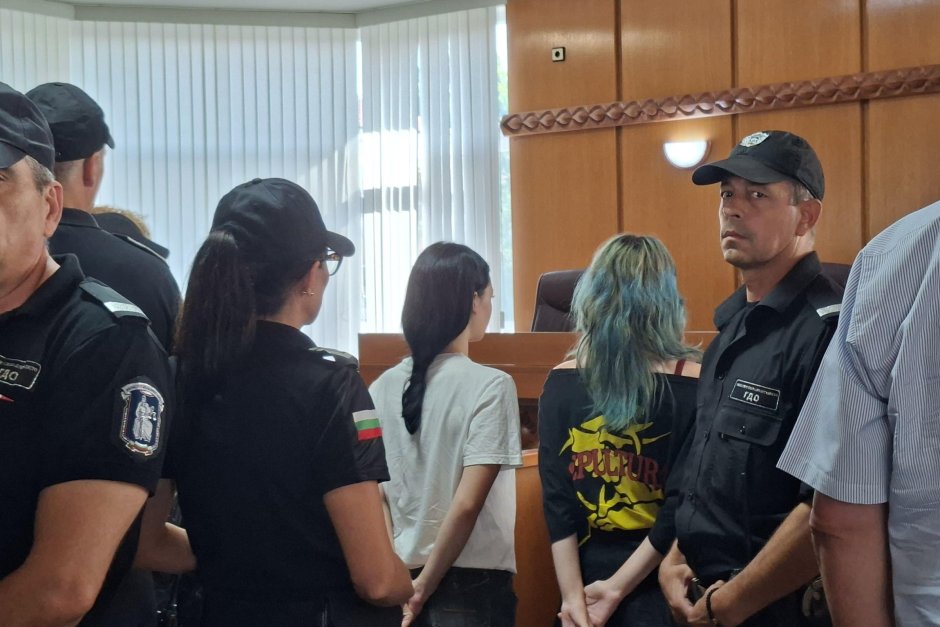 Двете обвиняеми момичета при обявяването на мярката за неотклонение, БГНЕС