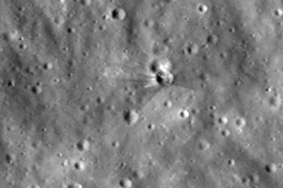 На Луната се появи нов кратер, след като част от ракета на SpaceX се вряза в повърхността ѝ