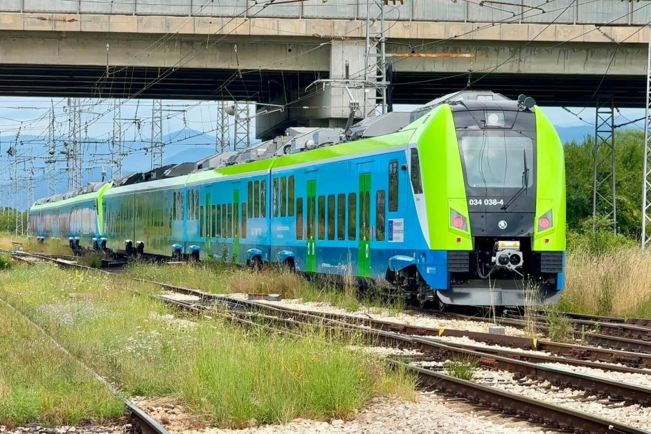Чешката компания "Шкода" предава на 5 август новите 20 мотрисни влака на транспортното министерство, което оглушително вълчи Сн. ЖП гара Илиянци