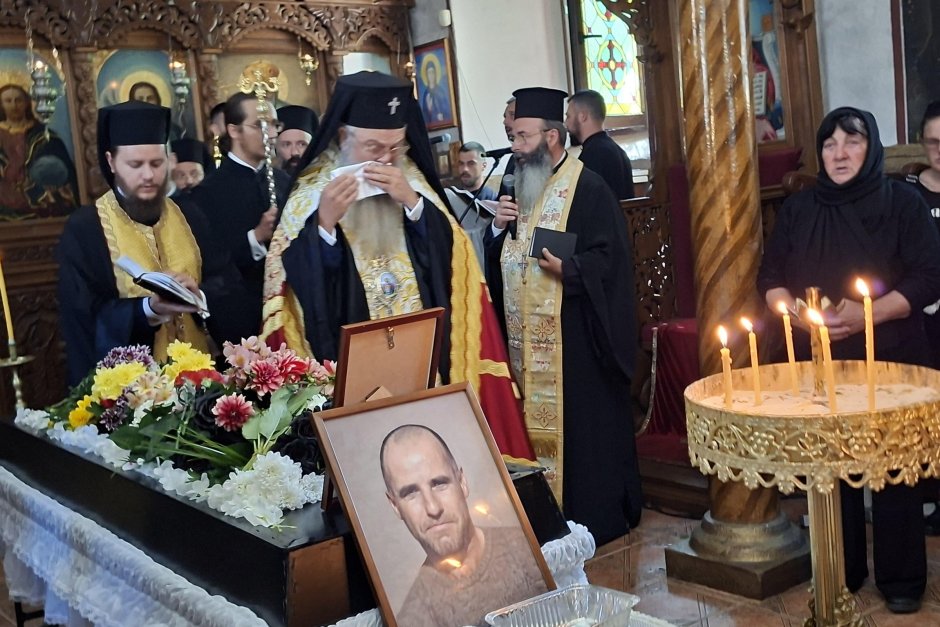 Пловдивският митрополит Николай води опелото на убития на Младежкия хълм в Пловдив Георги Кузев. Сн. БГНЕС