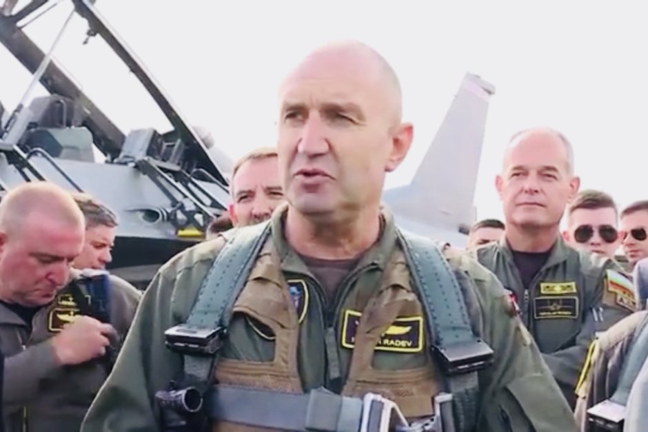 Президенът Румен Радев е вероятно най-известният военен пилот у нас. Зад него е ген. Николай Русев, сн. БГНЕС, архив