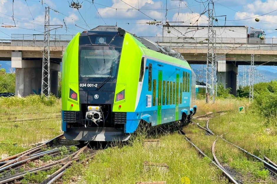 Влаковете "Шкода" влизат в експоатация от днес. Сн. Жп гара Илиянци