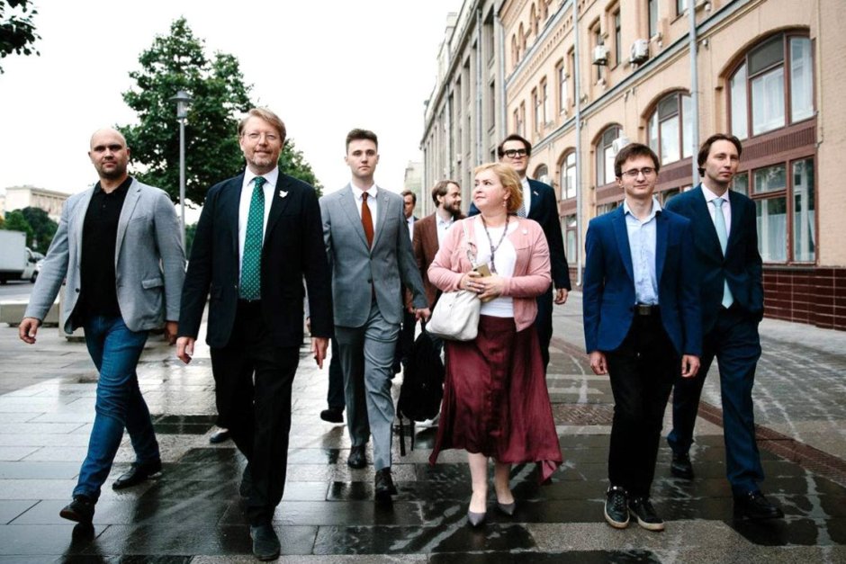 Кандидати за депутати от Яблоко начело с лидера на партията Николай Рибаков (със зелената вратовръзка)