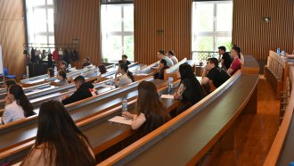 На първо четене: Депутатите подкрепиха държавни стипендии само за студентите в редовно обучение