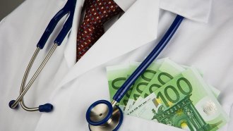 Болнични директори изкарват между 100 хил. и 1 млн. лв. над петцифрените си заплати